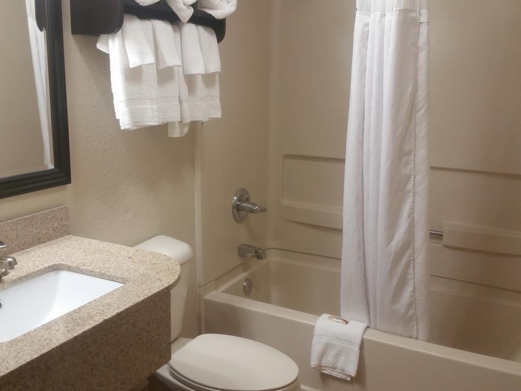 Hotel Quality Grove - Columbus South 3*