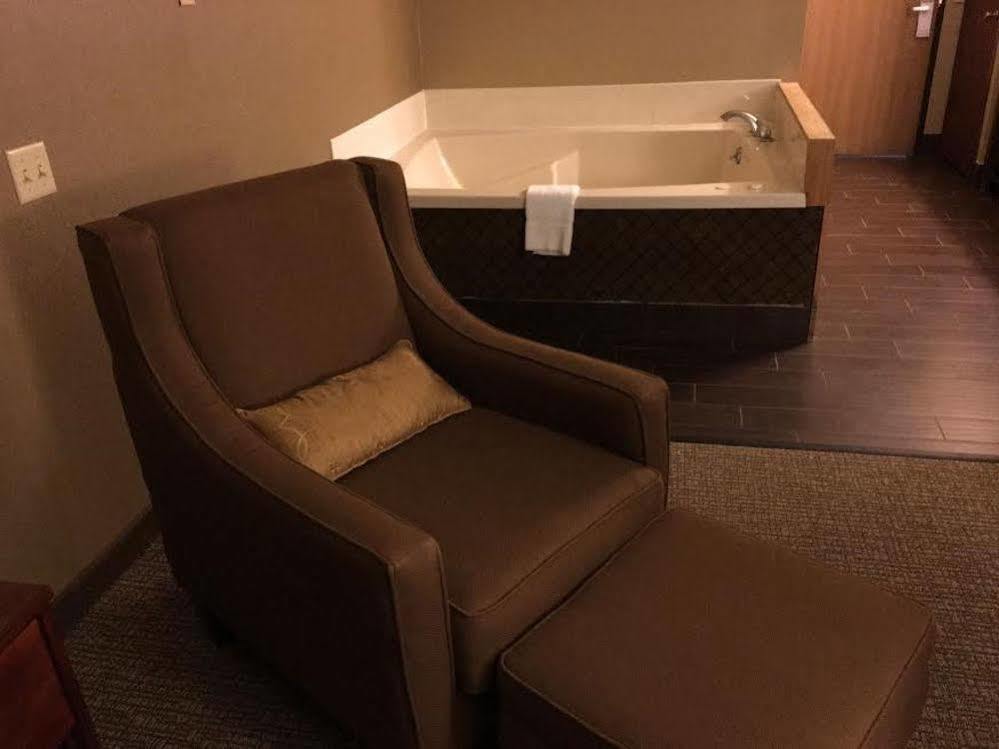 Hotel Quality Grove - Columbus South 3*